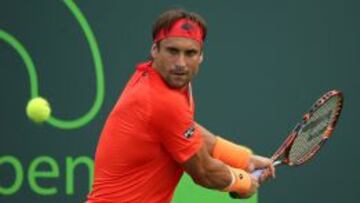 David Ferrer of Spain devuelve una bola del argentino Federico Delbonis. 