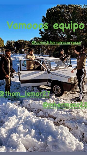 Filomena, el temporal de nieve que paralizó España y Madrid a primeros de enero, propició imágenes para el recuerdo. Una de ellas fue la de los rojiblancos Carrasco, Lemar, Hermoso y Vrsaljko llegando el 11 de enero al entrenamiento en el estadio del Atlético subidos en un Fiat Panda de la década de los 80. Al belga le prestó el automóvil su vecino "porque va muy bien sobre nieve". Llorente subió la historia en las redes sociales y fue una estampa que quedará para el recuerdo, como si fuera una película de Berlanga. Unos días antes, el 6 de enero, el equipo fue eliminado de la Copa por el Cornellá, un duro varapalo. 
  
