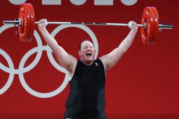 Laurel Hubbard, que antes se llamaba Gavin, se convirtió en la primera transexual en competir en unos Juegos. La neozelandesa participó en la prueba femenina de +87 kilógramos pero no logró realizar un levantamiento exitoso y quedó eliminada.