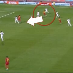 Ya hasta tiene la visión de juego de los muy grandes: el taconazo superlativo de Hazard en el 2-1