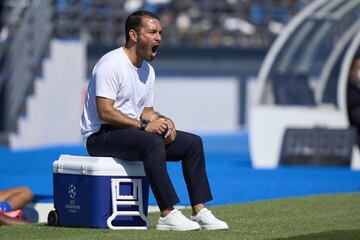 Óscar Fernández, entrenador del Atlético de Madrid, muy pendiente de sus jugadores.