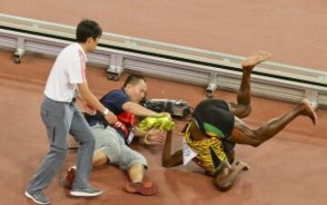 Un cámara de televisión en su 'Segway' se llevó por delante a Usain Bolt en la vuelta de honor de la final de 200m.