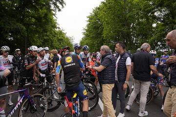 Carrera neutralizada tras una ca¨ªda durante la sexta etapa del Giro de Italia, de Potenza a N¨¢poles.