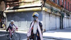 New York (United States), 21/05/2020.- A man in protective equipments walks past closed businesses in New York, New York, USA, on 21 May 2020. As of new statistics released today, 39 million people have applied for unemployment benefits in the last two mo