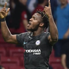 Batshuayi scores as Chelsea beat Atlético at the death