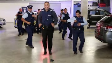 Policías bailando Running Man: el nuevo fenómeno viral