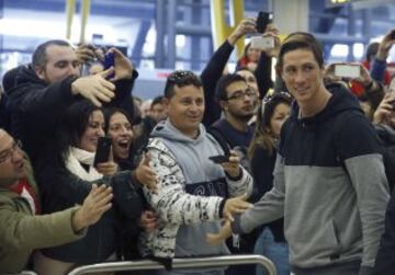 Fernando Torres llegó al Aeropuerto de Barajas en medio de un espectacular recibimiento por parte de la afición.