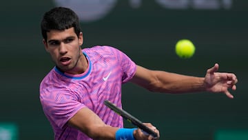 Indian Wells (United States), 10/03/2024.- Carlos Alcaraz of Spain in action against Felix Auger-Aliassime of Canada during the BNP Paribas Open tennis tournament in Indian Wells, California, USA, 10 March 2024. (Tenis, España) EFE/EPA/RAY ACEVEDO
