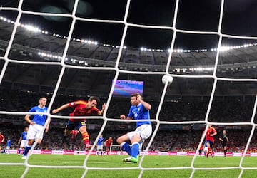 España ganó 4-0 a Italia en Kiev, conquistó su tercera Eurocopa de la historia y se convirtió en leyenda al ganar dos Eurocopas y un Mundial de manera consecutiva.