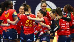 La Selección femenina de balonmano celebra su victoria ante Brasil y la clasificación impoluta para la siguiente fase del Mundial.