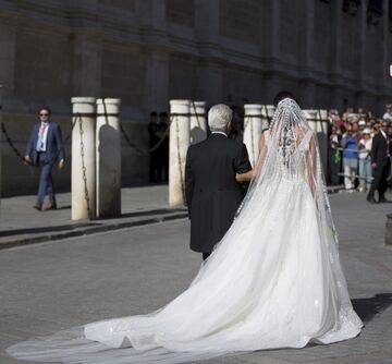 La novia Pilar Rubio llegando a la catedral del Sevilla del brazo de su padre Manuel Rubio