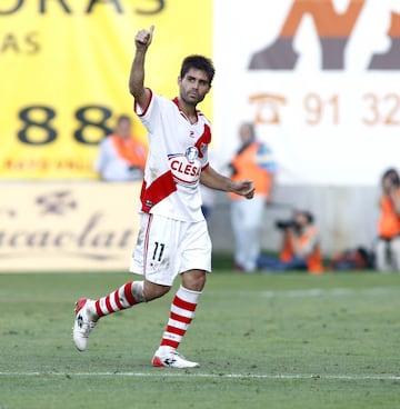 Visti¨® la camiseta del Real Madrid una ¨²nica temporada, la 1999-00. Milit¨® en las filas del Rayo Vallecano desde 2008 hasta 2011.