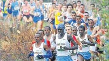 <b>ÁFRICA MANDA. </b>Atletas de color encabezan el Cross de Itálica 2005.