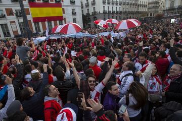 Los hinchas de River se concentraron en la Puerta del Sol antes del partido de mañana.