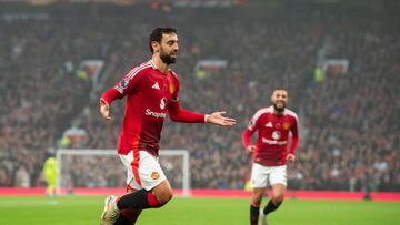Manchester (United Kingdom), 10/11/2024.- Bruno Fernandes of Manchester United celebrates after scoring the opening goal during the English Premier League match between Manchester United and Leicester City, in Manchester, Britain, 10 November 2024. (Reino Unido) EFE/EPA/PETER POWELL EDITORIAL USE ONLY. No use with unauthorized audio, video, data, fixture lists, club/league logos, 'live' services or NFTs. Online in-match use limited to 120 images, no video emulation. No use in betting, games or single club/league/player publications.