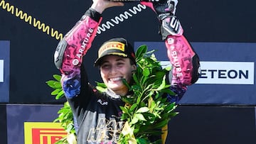 Ana Carrasco celebra su primer título del Mundial femenino de motociclismo.