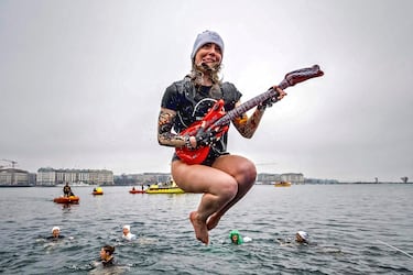 Las aguas del lago Lemán acogieron su tradicional Copa de Navidad, una competición de natación que se celebra en Ginebra desde 1934, donde unos 1.800 participantes nadan 120 metros en aguas a unos 5 grados de temperatura. En la imagen, una intrépida mujer ataviada de rockera en el momento de su inmersión. El evento es un gran atractivo turístico.