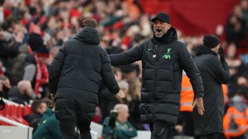 Soccer Football -  FA Cup - Fourth Round - Liverpool v Norwich City - Anfield, Liverpool, Britain - January 28, 2024 Liverpool manager Juergen Klopp and assistant manager Pepijn Lijnders celebrate after Darwin Nunez scores their second goal REUTERS/Phil Noble