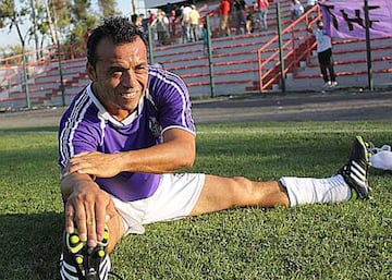 Marcelo Corrales, se retira el 2010 en Coquimbo, pero dos años más tarde vuelve a jugar en San Antonio Unido. Con 41 años disputó la temporada 2012. 