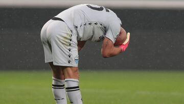 Pepe Reina se duele después de recibir el impacto de una moneda.
