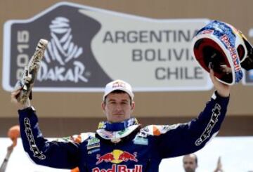 El piloto español de KTM Marc Coma festeja su victoria en la categoría de motos tras la última etapa en el Rally Dakar 2015 hoy, sábado 17 de enero de 2015, entre las localidades de Rosario y Buenos Aires, Argentina. El Dakar 2015 finalizó hoy tras disputarse desde el 3 y el 17 de enero entre Argentina, Chile y Bolivia. 