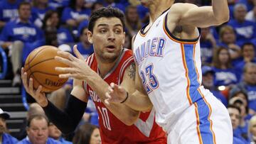 Carlos Delfino recibe la falta de Kevin Martin durante su etapa en los Houston Rockets.