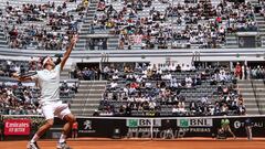 Roger Federer saca durante su partido ante Joao Sousa en el Masters 1.000 de Roma de 2019.