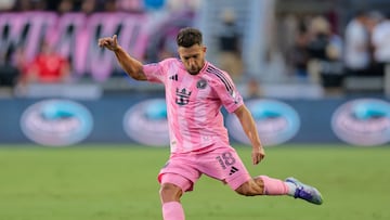 Aug 6, 2025; Fort Lauderdale, FL, USA; Inter Miami CF defender Jordi Alba (18) passes the ball against Pumas UNAM during the first half of a Leagues Cup group stage match at Chase Stadium. Mandatory Credit: Sam Navarro-Imagn Images