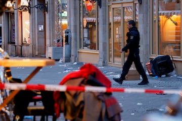 Un agente de policía camina en el lugar donde un automóvil atropelló a una multitud en un mercado navideño de Magdeburgo.