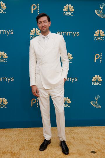 Nicholas Braun en la alfombra roja de los Premios Emmy 2022.