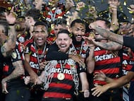 Soccer Football - Copa Libertadores - Final - Palmeiras v Flamengo - Estadio Monumental, Lima, Peru - November 29, 2025 Flamengo's Alex Sandro and Jorginho celebrate with teammates after winning the Copa Libertadores REUTERS/Sebastian Castaneda