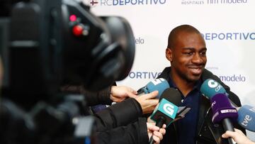 Kakuta tras su reconocimiento médico con el Deportivo de la Coruña.