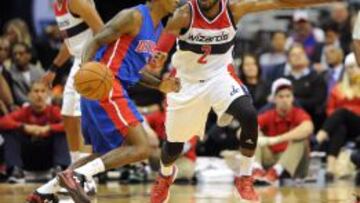 Brandon Jennings (7) intenta superar a John Wall (2).