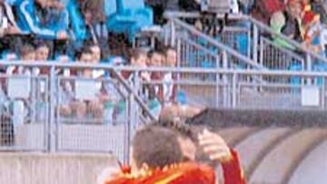 <b>DEFINITIVO. </b>Aarón felicita a Bojan por su gol.