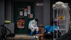 BEIJING, CHINA - NOVEMBER 11: An epidemic control worker wears protective equipment as he guards a doorway of a locked down community on November 11, 2022 in Beijing, China. China has continued to stick to its strict zero tolerance COVID policy with mandatory testings, quarantines and lockdowns in an effort to control the spread of the virus. (Photo by Kevin Frayer/Getty Images)