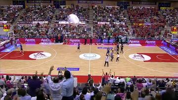 Un aficionado mete la canasta más celebrada de la temporada