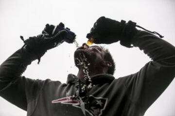 Rob Gronkowski celebra euforicamente la victoria de los Patriots. Estar ausente por lesión en la SuperBowl LI no le amilanó para celebrar a lo grande el título de su equipo.