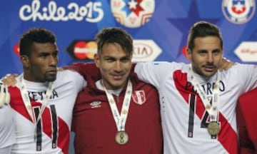 Peru's Jose Reyna (L), Paolo Guerrero and Claudio Pizarro (R) pose with their medals after defeating Paraguay in their Copa America 2015 third-place soccer match at Estadio Municipal Alcaldesa Ester Roa Rebolledo in Concepcion, Chile, July 3, 2015. REUTERS/Andres Stapff