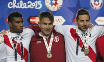 Peru's Jose Reyna (L), Paolo Guerrero and Claudio Pizarro (R) pose with their medals after defeating Paraguay in their Copa America 2015 third-place soccer match at Estadio Municipal Alcaldesa Ester Roa Rebolledo in Concepcion, Chile, July 3, 2015.  REUTERS/Andres Stapff