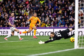  Buena recuperacin de Valverde tras cortar un pase de Mario Martn, iniciando as la contra del Real Madrid. Filtr Rodrygo para Mbapp, que se intern en el rea local y defini a la perfeccin con un disparo al palo largo, superando la estirada de Hein. Doblete del crack francs.