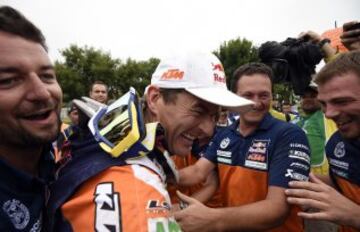 El piloto español Marc Coma del equipo Red Bull KTM Factory Rally celebra con su equipo la victoria en el Dakar 2015 al término de la última etapa de apenas 174 kilómetros entre Rosario y Buenos Aires. Coma (KTM) consiguió hoy su quinta corona del Dakar al finalizar primero en esta séptima edición sudamericana.