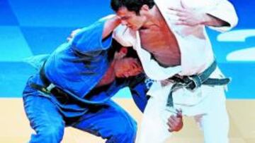 <b>PLATA. </b>Sugoi Uriarte no puede evitar el agarre del mongol.