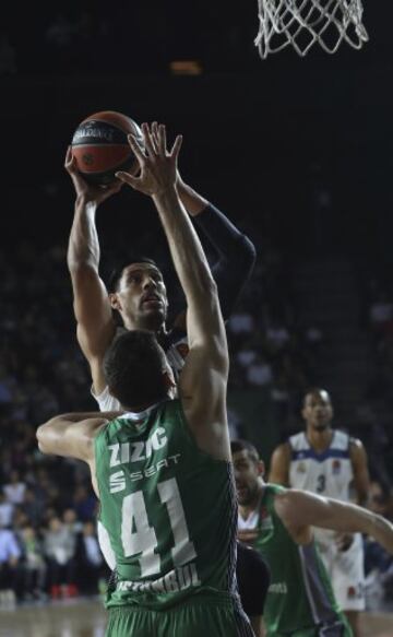 Gustavo Ayón y Ante Zizic.