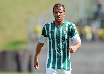 Football Leaks también dio cuenta de hasta que punto llega la rivalidad Betis-Sevilla. En su año en la entidad verdiblanca (2015-2016), Van der Vaar estaba autorizado a llevar “cualquier calzado deportivo que no sea de color rojo”.