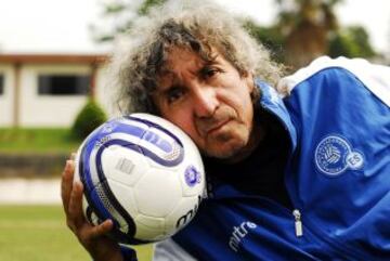 Jorge "Magic" Gonzalez posando con un balon
