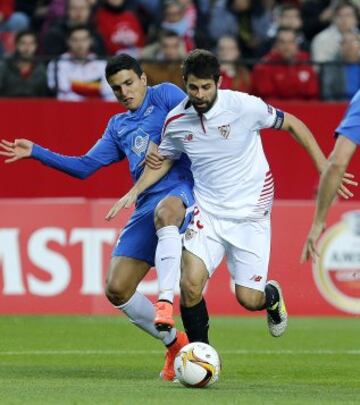 Coke y Mohamed Elyounoussi.