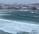 Los surfistas coruñeses piden poder entrar al agua en alerta meteorológica