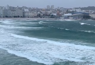 Los surfistas coruñeses piden poder entrar al agua en alerta meteorológica