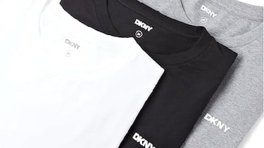 El ‘pack’ de camisetas DKNY que es un éxito entre los hombres por su comodidad y frescura