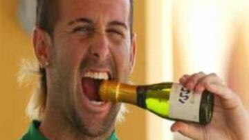 <b>DE CELEBRACIÓN.</B> El meta verdiblanco festejó por todo lo alto su nuevo contrato y su licenciatura en Periodismo.